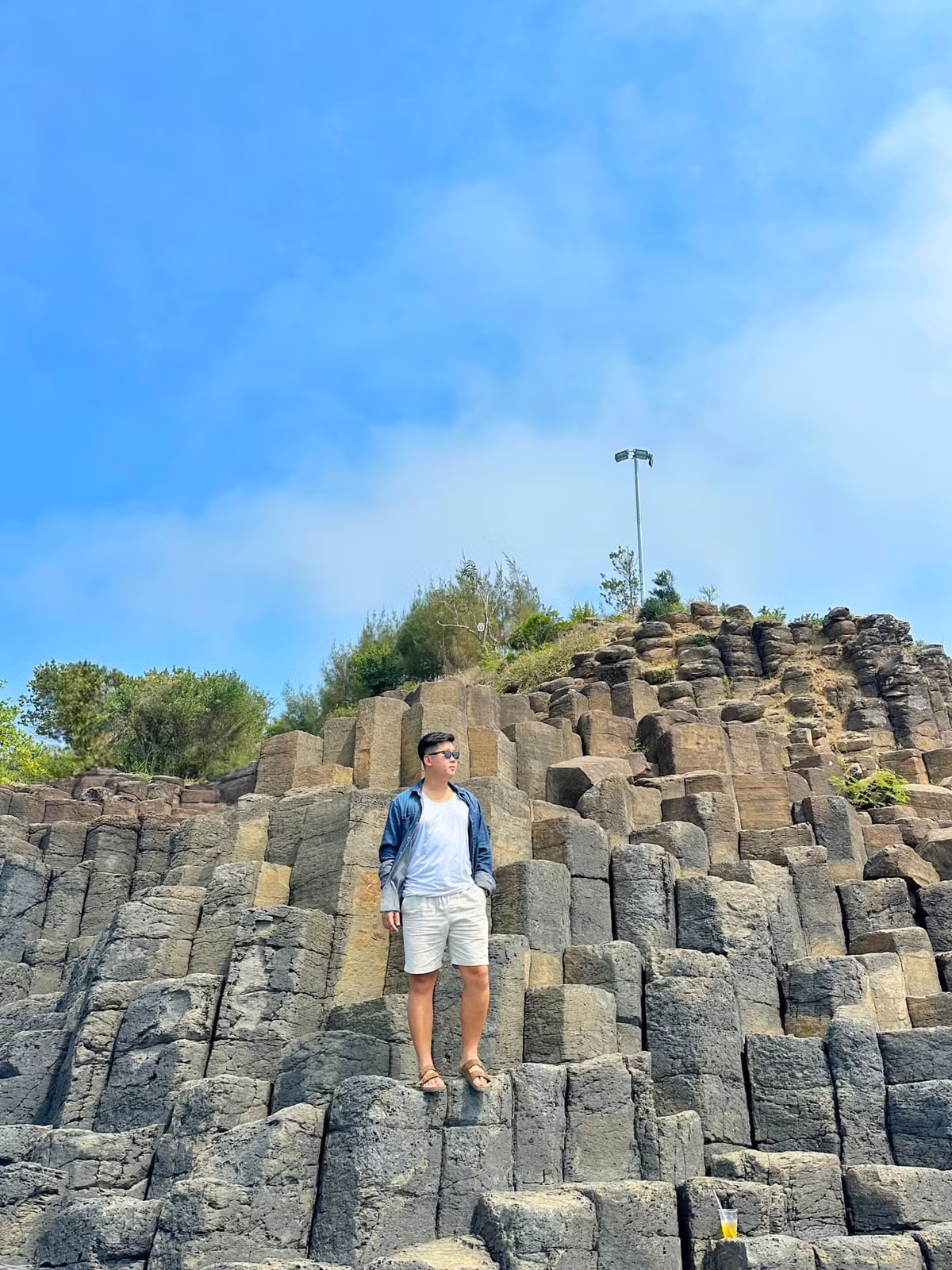 Du khách đến Gành Đá Đĩa.