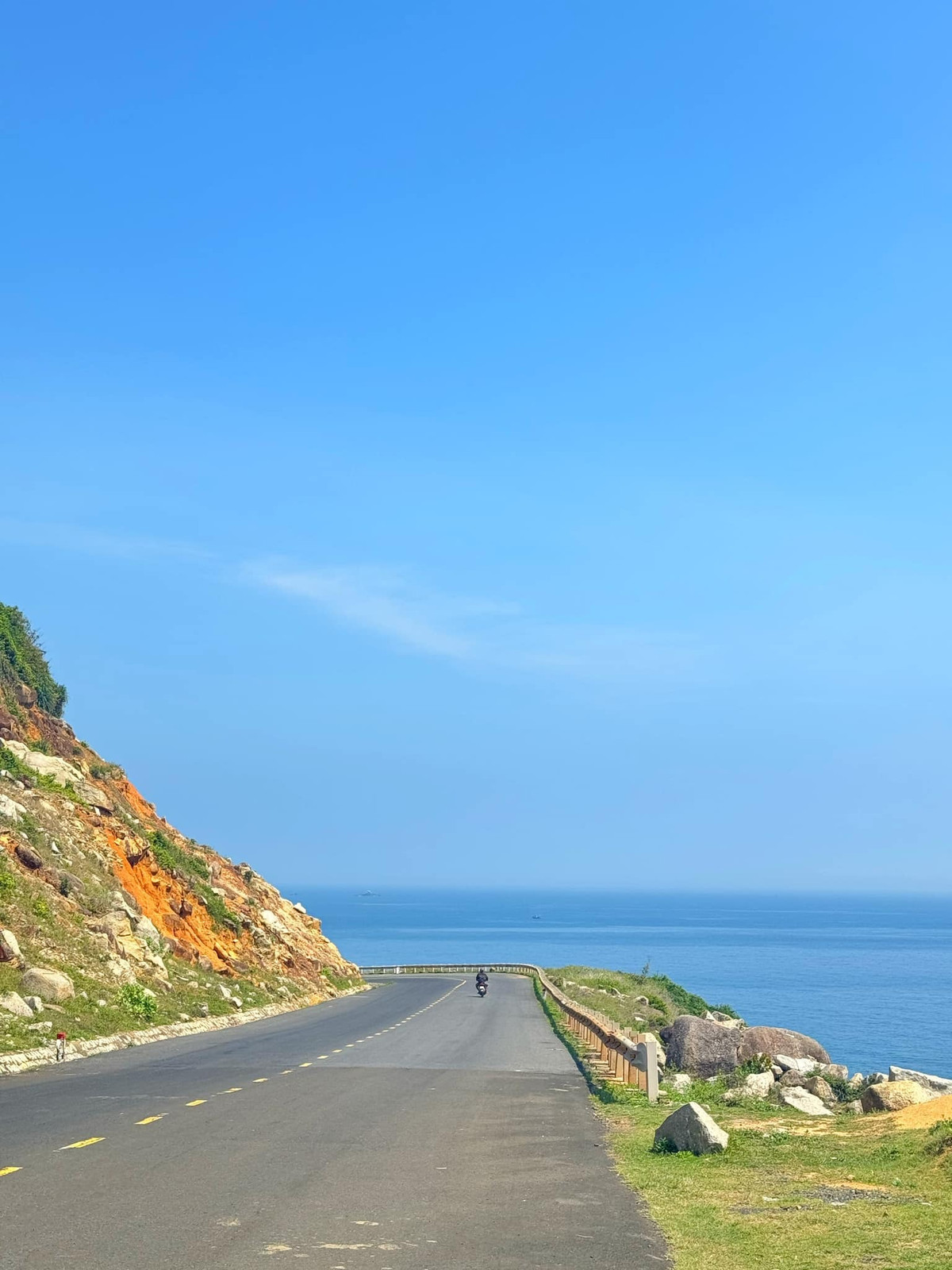 Theo Ba Đình, có dịp du lịch Phú Yên, cậu rất thích khi được sống chậm cùng cảnh vật, thiên nhiên và cuộc sống người dân địa phương. Buổi sáng chạy xe không tắc đường, buổi tối tầm 9h30’ có những con ngõ lặng im…