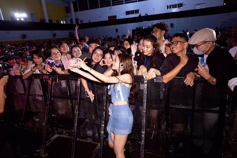 Hoàng Thùy Linh khoe eo con kiến trong một chương trình tháng 10/2023. Ảnh: FBNV.