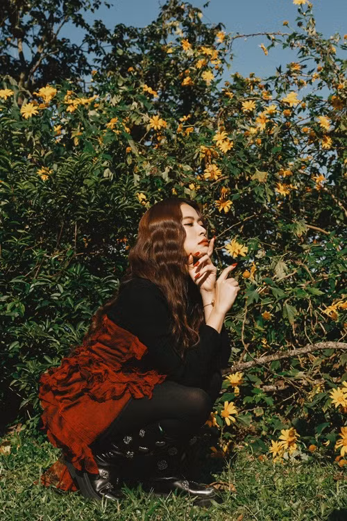 Hoàng Thùy Linh cho hay: "Thực ra không phải vậy đâu, đó giống như đôi bạn thôi. Khi mình gặp nhau trên đường đời sẽ có nhiều người tốt và họ cho mình đôi khi chỉ là câu nói, nụ cười,... cũng khiến mình ấm lòng. Với tôi, Miền đất hứa này không chỉ nói về chuyện tình yêu đôi lứa mà còn nói về những người tốt trong đời sống này khiến cuộc đời của mình ấm áp hơn rất nhiều. Và, nhờ đó mình tiếp tục lao động, cố gắng trong sự biết đủ của mình. Tôi không nghĩ quá nhiều về chuyện đó mà quan trọng là âm nhạc đến được với khán giả. Khi mình làm nhạc, đặt tâm hồn, lý tưởng sống, cảm xúc của mình vào trong đó. Có lẽ, nó đã chạm được vào trái tim mọi người khiến mình rất vui”. Ảnh: FBNV.