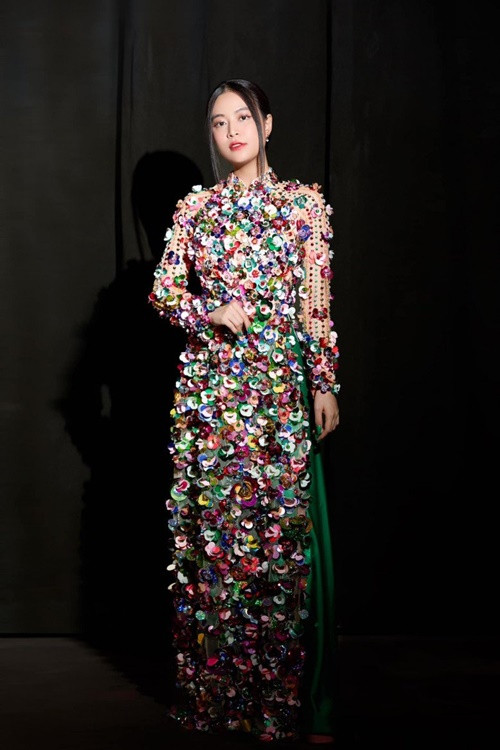 Lần gần đây Hoàng Thùy Linh xuất hiện trước công chúng là vào cuối tháng 1. Thời điểm đó, nữ ca sĩ tham gia lễ trao giải Làn sóng xanh. Nhiều người phát hiện hình ảnh Hoàng Thùy Linh do ban tổ chức đăng tải và trong video nhận giải có sự khác biệt. Ảnh: Người Đưa Tin.