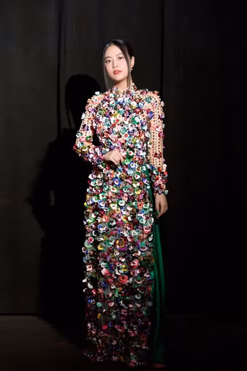 Lần gần đây Hoàng Thùy Linh xuất hiện trước công chúng là vào cuối tháng 1. Thời điểm đó, nữ ca sĩ tham gia lễ trao giải Làn sóng xanh. Nhiều người phát hiện hình ảnh Hoàng Thùy Linh do ban tổ chức đăng tải và trong video nhận giải có sự khác biệt. Ảnh: Người Đưa Tin.