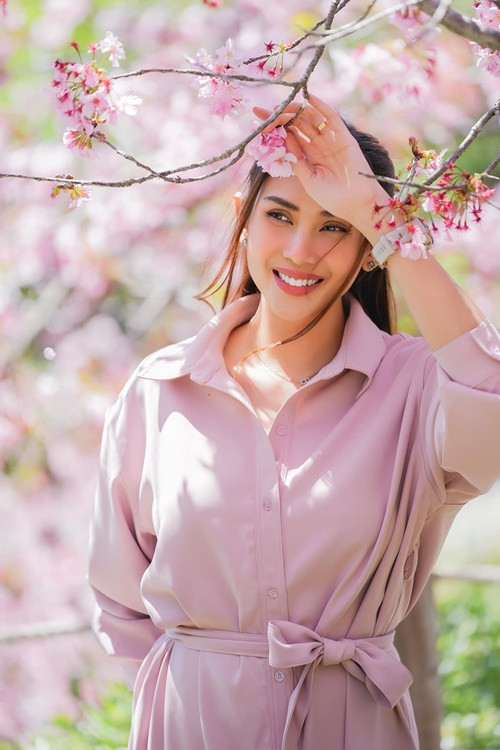 Chân dài hài hước chia sẻ, bản thân vẫn chưa tin có bầu. "Thấy vẫn nhoi và lâu lâu vẫn bị mẹ nhắc nhở. Đẻ con ra gọi chị em được không", Võ Hoàng Yến tâm sự.