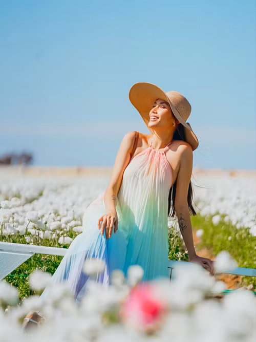  Siêu mẫu Võ Hoàng Yến vừa có chuyến dạo chơi ở một vườn hoa.