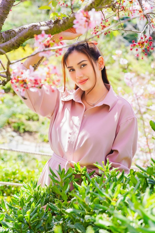 Gương mặt của nữ người mẫu mũm mĩm hơn còn vòng hai của cô ngày càng nhô cao.