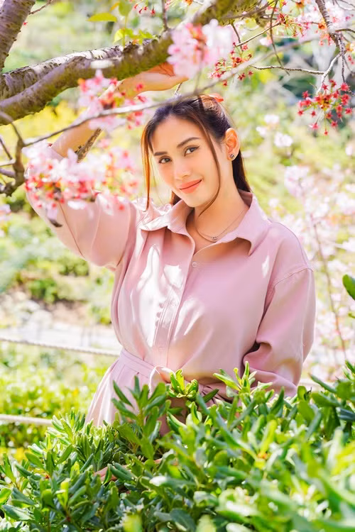 Gương mặt của nữ người mẫu mũm mĩm hơn còn vòng hai của cô ngày càng nhô cao.