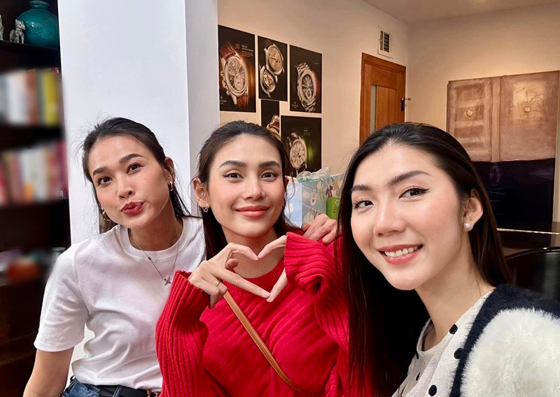 Ở Mỹ, Võ Hoàng Yến có một số bạn bè thân thiết như Dương Mỹ Linh, Ngọc Quyên.