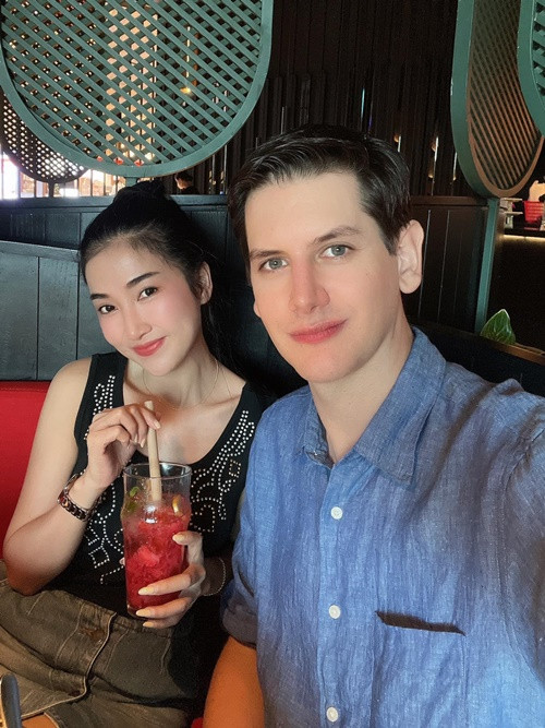 Quỳnh Lam chia sẻ, đóng phim xong, cô sẽ ở nhà, không giao du với bạn diễn nên Alex hoàn toàn tin tưởng cô.