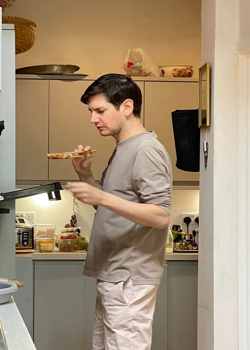 Alex cũng thường xuyên vào bếp nấu ăn cho Quỳnh Lam.