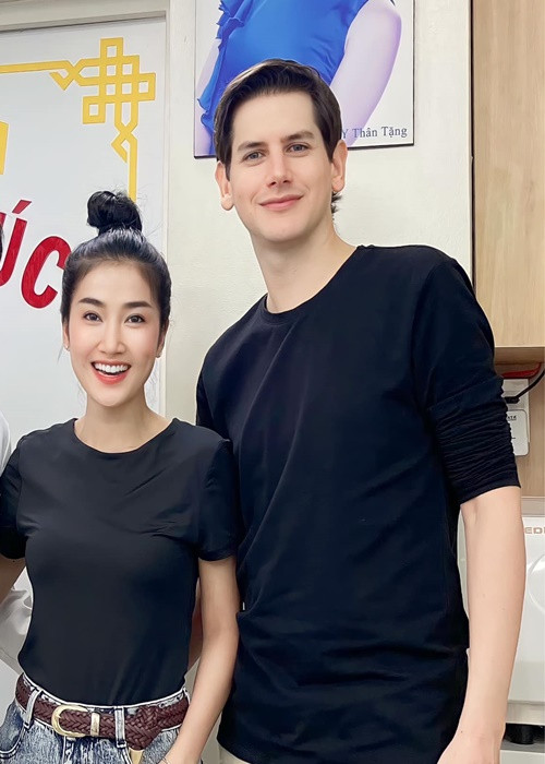 Alex rất mê các món ăn Quỳnh Lam nấu. "Anh hay khen tôi: "Đến nhà hàng ăn còn không ngon vị em nấu đấy". Hay sau mỗi bữa ăn, anh luôn nói lời cảm ơn, trân trọng tình cảm lẫn công sức tôi đã dành để nấu nướng", Quỳnh Lam chia sẻ.