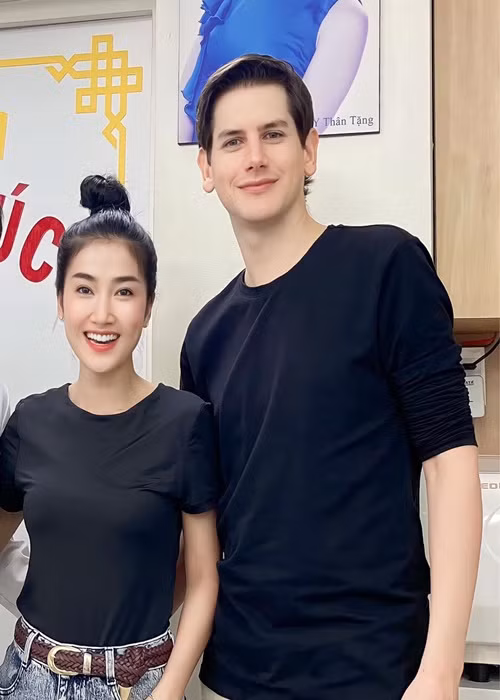 Alex rất mê các món ăn Quỳnh Lam nấu. "Anh hay khen tôi: "Đến nhà hàng ăn còn không ngon vị em nấu đấy". Hay sau mỗi bữa ăn, anh luôn nói lời cảm ơn, trân trọng tình cảm lẫn công sức tôi đã dành để nấu nướng", Quỳnh Lam chia sẻ.