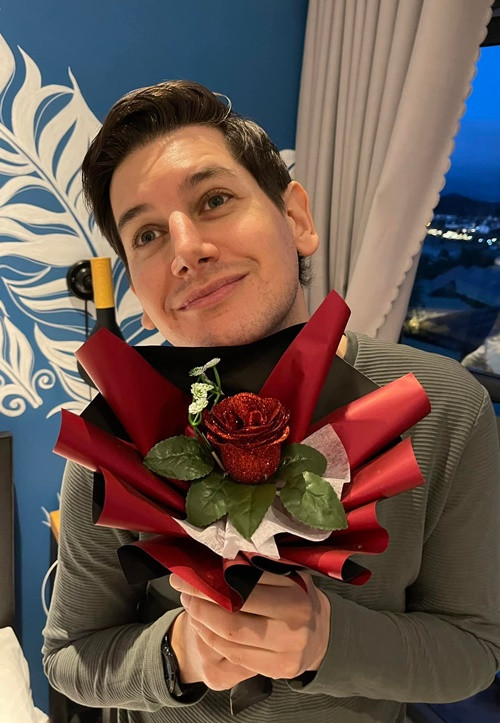 Những dịp kỷ niệm, sinh nhật, Alex không quên dành tặng Quỳnh Lam những món quà.