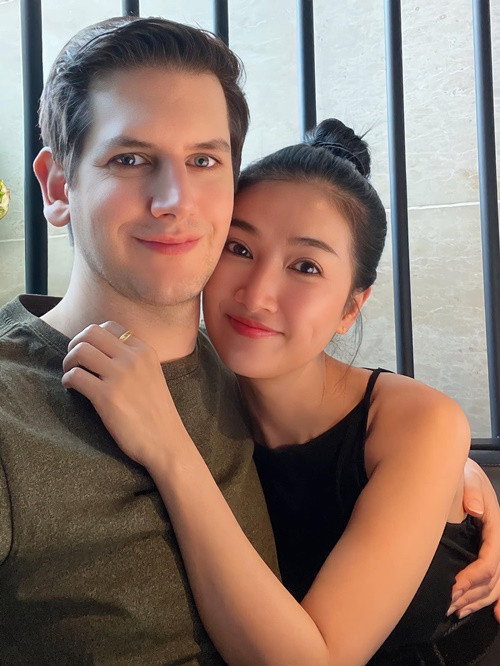 Alex chẳng giấu Quỳnh Lam điều gì, luôn hỗ trợ về kinh tế cho bạn gái.