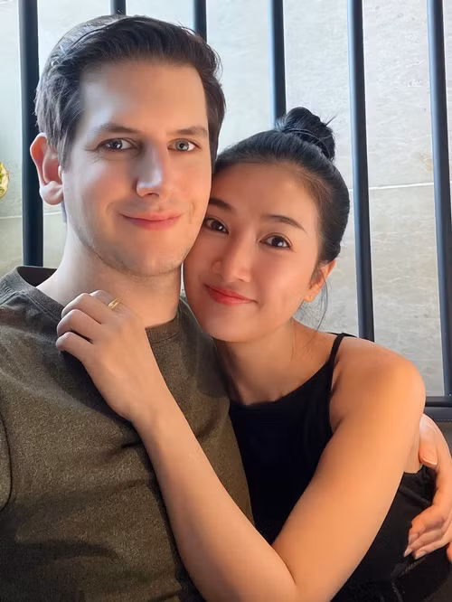 Alex chẳng giấu Quỳnh Lam điều gì, luôn hỗ trợ về kinh tế cho bạn gái.