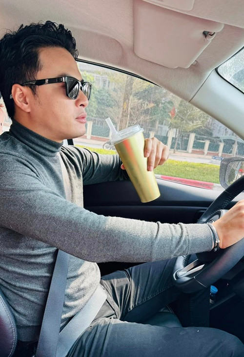 Hồng Đăng cùng vợ vẫn kinh doanh ăn uống. Ngoài ra, nam diễn viên còn bán ô tô.