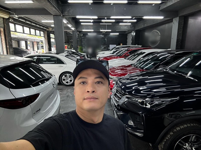 Hồng Đăng từng ám chỉ dừng hoạt động showbiz. “Hôm nay có cô em khá thân nhắn tin hỏi mình về việc chuyển hướng kinh doanh và nói số học của mình về nghệ thuật đến điểm dừng rồi, cố cũng chỉ đến năm 2027. Mình bảo chuẩn rồi em”, anh chia sẻ.