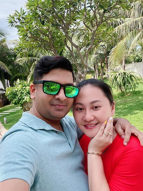 Doanh nhân người Ấn Độ Chandra Kumar là chồng diễn viên Cao Ngọc Xuân. Cả hai kết hôn vào năm 2018 sau 8 năm quen biết. Năm 2020, Ngọc Xuân sinh con trai đầu lòng. Ảnh: Phụ Nữ Việt Nam.