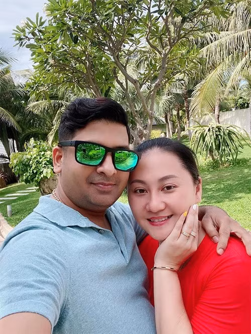 Doanh nhân người Ấn Độ Chandra Kumar là chồng diễn viên Cao Ngọc Xuân. Cả hai kết hôn vào năm 2018 sau 8 năm quen biết. Năm 2020, Ngọc Xuân sinh con trai đầu lòng. Ảnh: Phụ Nữ Việt Nam.