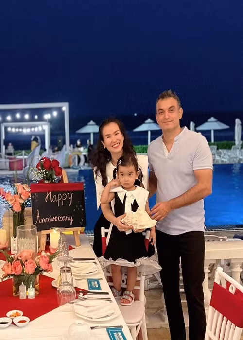 Doanh nhân Vikas Chaudhary hiện tại kinh doanh trong lĩnh vực đá hoa cương. Anh điển trai, phong độ. Ảnh: FBNV.