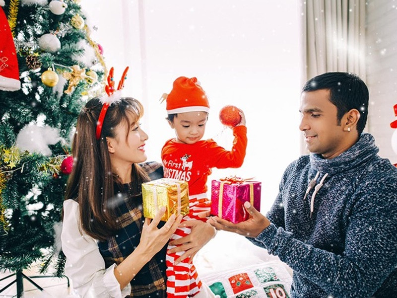 Chồng Nguyệt Ánh là giáo viên yoga. Anh sở hữu gương mặt khá điển trai, làn da ngăm đen, thân hình săn chắc. Vợ chồng Nguyệt Ánh hiện có một cậu con trai chung. Ảnh: FBNV.