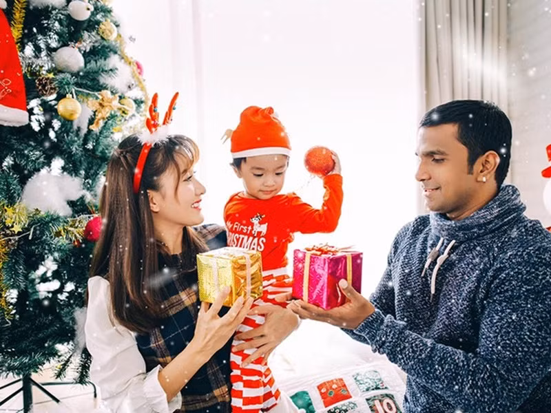 Chồng Nguyệt Ánh là giáo viên yoga. Anh sở hữu gương mặt khá điển trai, làn da ngăm đen, thân hình săn chắc. Vợ chồng Nguyệt Ánh hiện có một cậu con trai chung. Ảnh: FBNV.