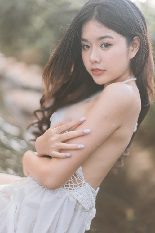 Mỗi khoảnh khắc tạo dáng của Kawinthip khiến nhiều người khó rời mắt.