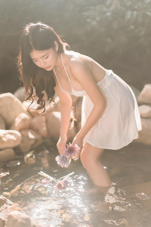 Kawinthip Kodchawong là một trong những hot girl thế hệ mới ở Thái Lan. Cô nàng gây chú ý nhờ bộ ảnh tắm suối.