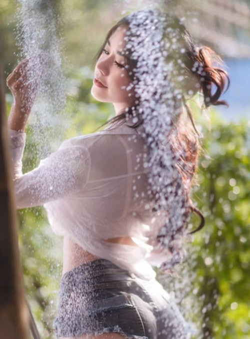 Kawinthip đang làm người mẫu tự do.