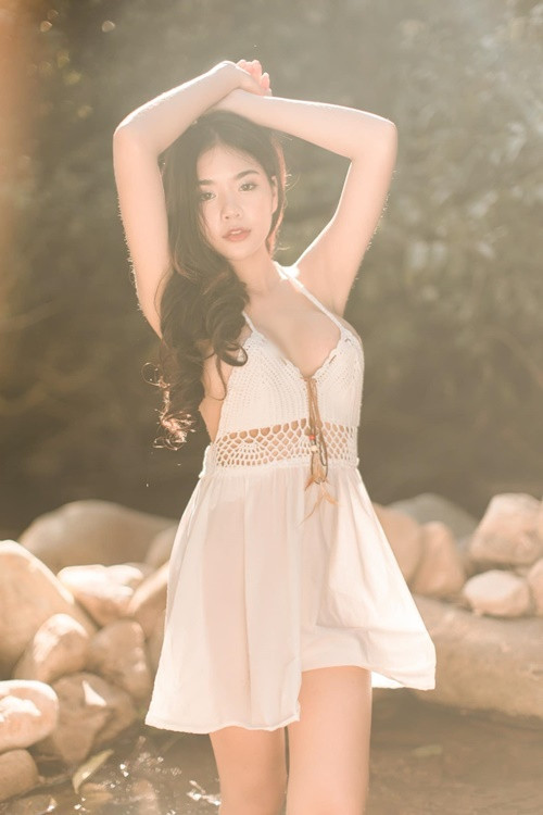 Hot girl người Thái Lan mặc váy yếm xuyên thấu, khoét ngực sâu khi vào chốn rừng sâu.