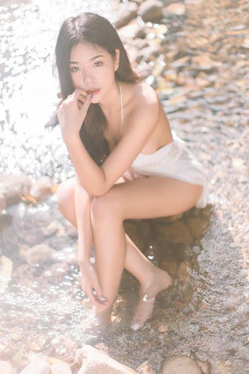 Kawinthip khoe đường cong hình thể rất quyến rũ.