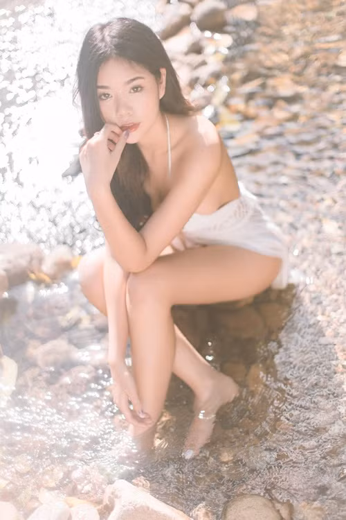 Kawinthip khoe đường cong hình thể rất quyến rũ.