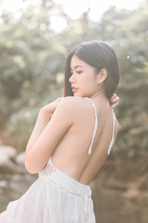 Kawinthip buông hờ dây áo khoe lưng trần gợi cảm.