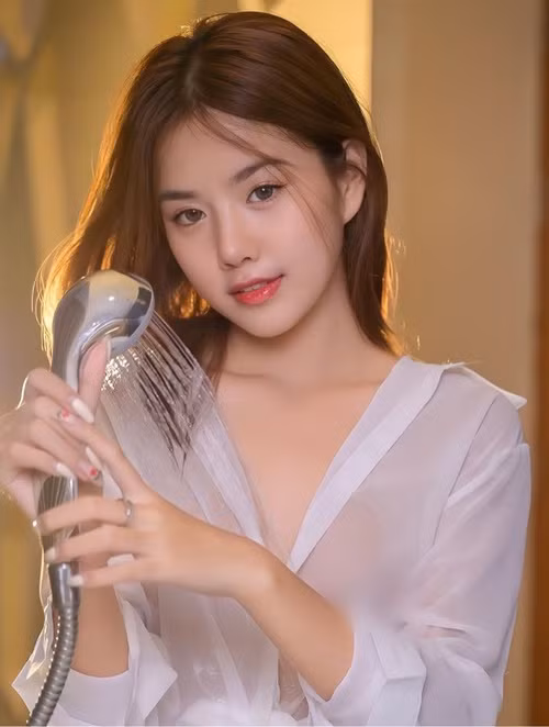 Cô nàng mặc chiếc áo sơ mi mỏng tang, "quên" nội y.