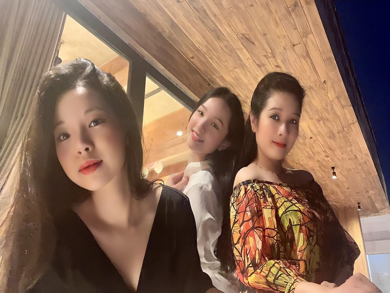 Ba mẹ con nữ nghệ sĩ đều sở hữu nhan sắc xinh đẹp.