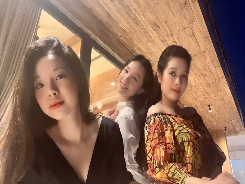 Ba mẹ con nữ nghệ sĩ đều sở hữu nhan sắc xinh đẹp.
