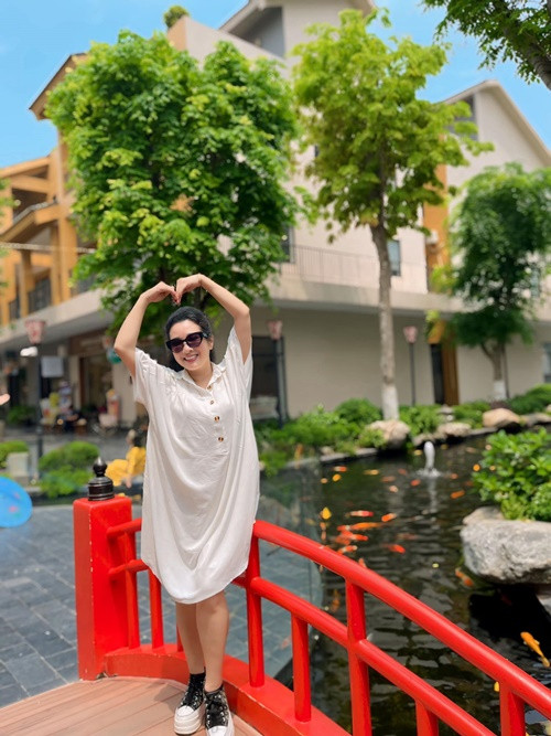 "Tôi vẫn mong chờ một tình yêu đẹp. Phải đủ duyên thì mới thấy được người đó. Có người tìm đến mình mà mình không ưng, không yêu thì cũng chịu. Tôi thuận theo tự nhiên, cứ sống bình thường, vui với những gì mình đang có, duyên số là cái tự nhiên, cưỡng cũng không được, mà cứ dính chặt vào mình", Thanh Thanh Hiền tâm sự.