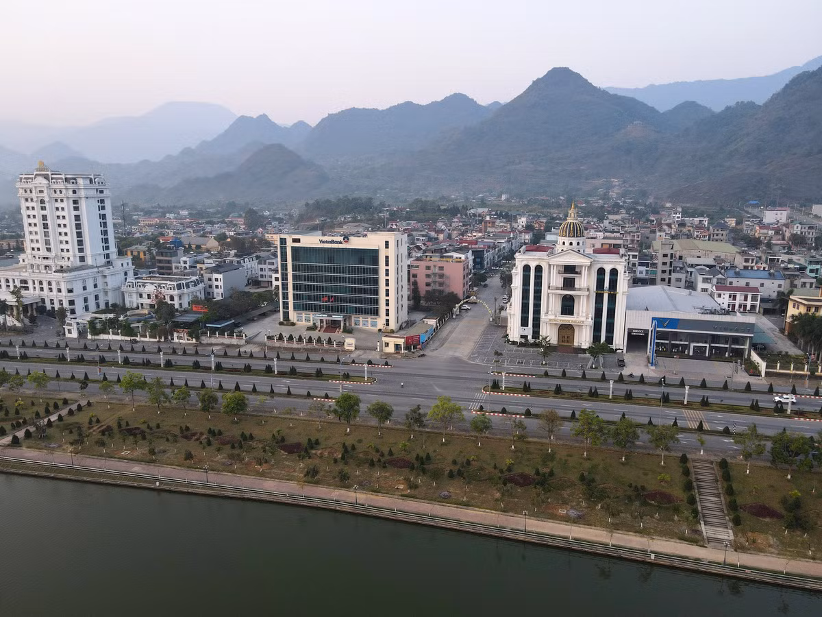 Trục đường Điện Biên Phủ ở thành phố Lai Châu, tỉnh Lai Châu.