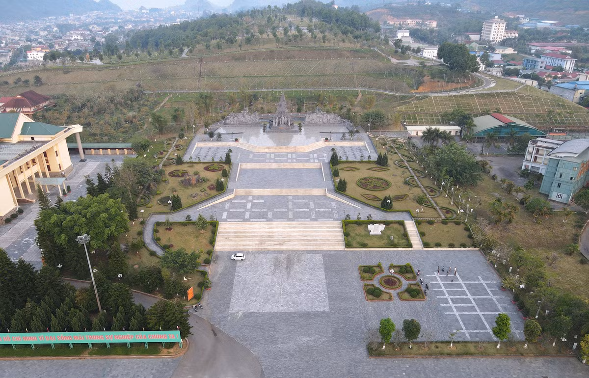 Khuôn viên tượng đài Bác Hồ với nhân dân các dân tộc Lai Châu.