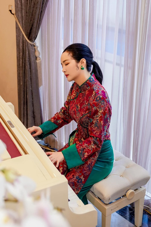 Giáng My vẫn thường xuyên đàn hát ở biệt thự mỗi dịp tổ chức tiệc.