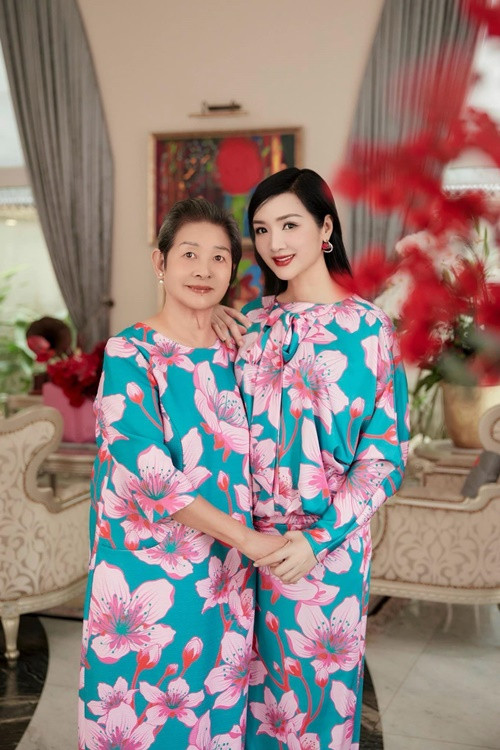 Giáng My dành nhiều thời gian cho mẹ ruột.