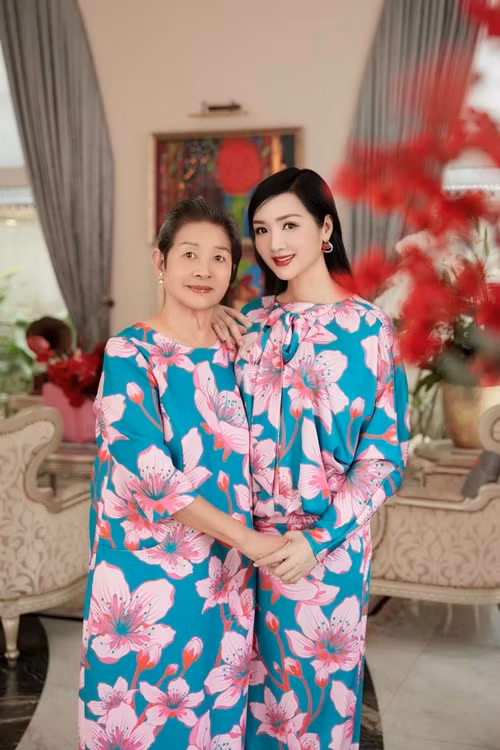 Giáng My dành nhiều thời gian cho mẹ ruột.