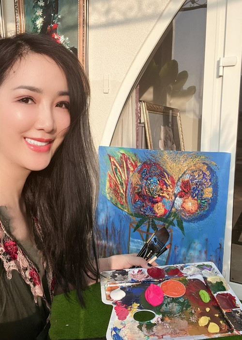 Ở tuổi 53, cô có sở thích vẽ tranh, làm đồ gồm, đan lát.