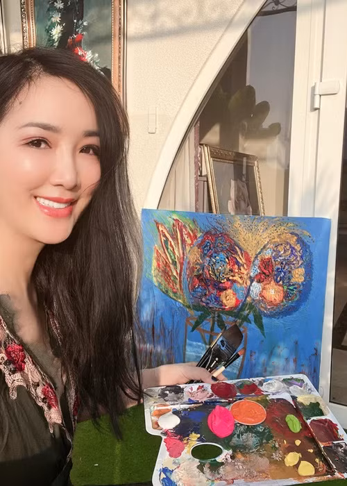 Ở tuổi 53, cô có sở thích vẽ tranh, làm đồ gồm, đan lát.