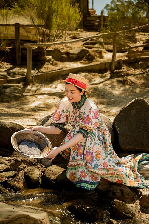 Thi thoảng, "nữ hoàng ảnh lịch" đi du lịch nước ngoài.