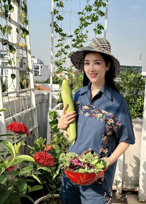 Người đẹp dành thời gian chăm sóc cho khu vườn trên sân thượng ở biệt thự.