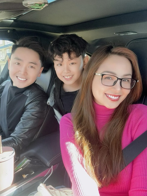 Vợ chồng nàng hậu thường xuyên đưa con trai đi chơi.