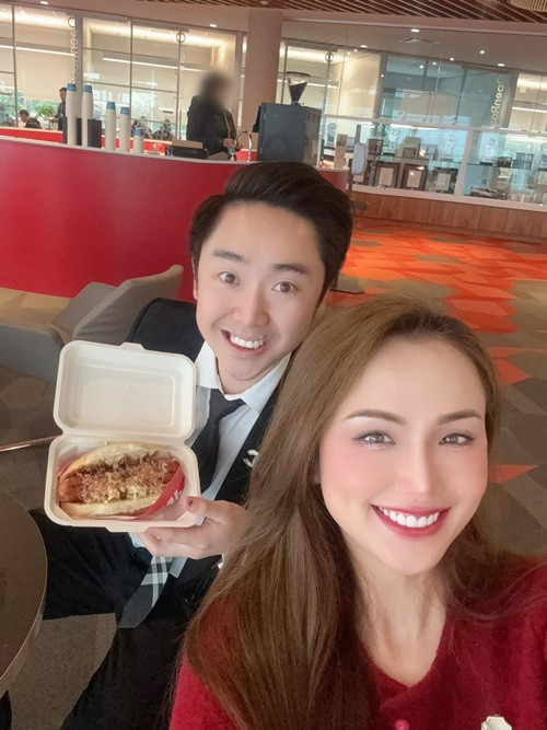 Diễm Hương nhiều lần khoe được chồng chiều chuộng. Nàng hậu chia sẻ, trong nhà, Thanh Duy là đầu bếp chính. Anh không ngại vào bếp nấu đồ ăn cho vợ lúc đêm khuya.