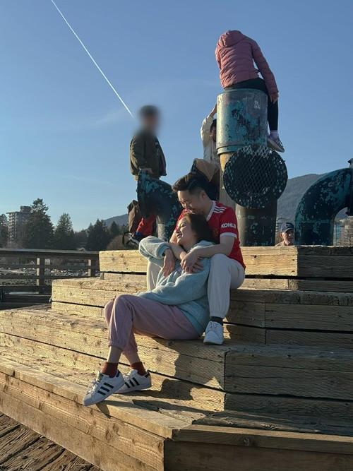 Diễm Hương được chồng ôm tình tứ từ phía sau.