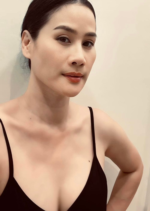 Hình ảnh Thân Thúy Hà khoe vòng một với váy xẻ ngực sâu.