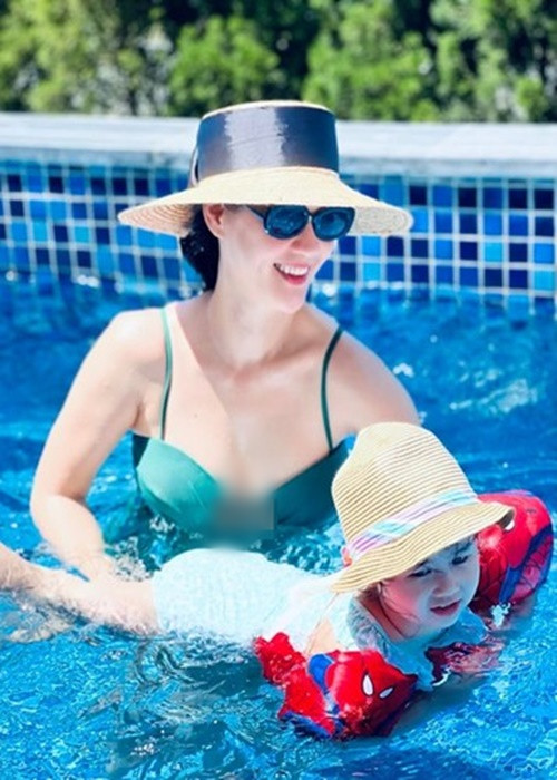 Trên phim, bà mẹ hai con gắn liền với hình ảnh sang trọng, quý phái. Tuy nhiên, ngoài đời, bạn thân Tăng Thanh Hà ăn mặc trẻ trung, quyến rũ hơn trên màn ảnh.